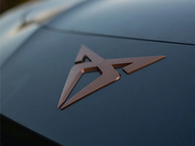 logo cupra na masce samochodu