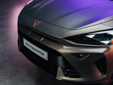 logo cupra na masce samochodu