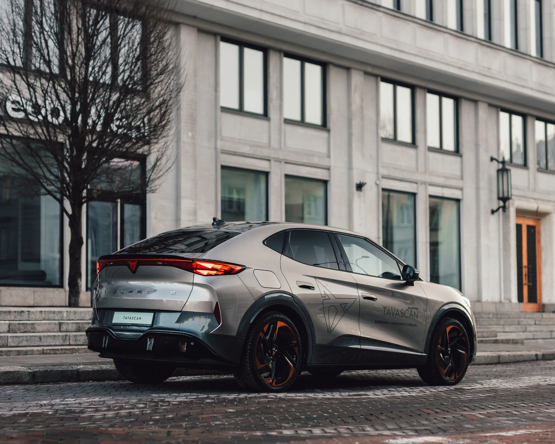 Elektryczny SUV CUPRA Tavascan w czasie ładowania