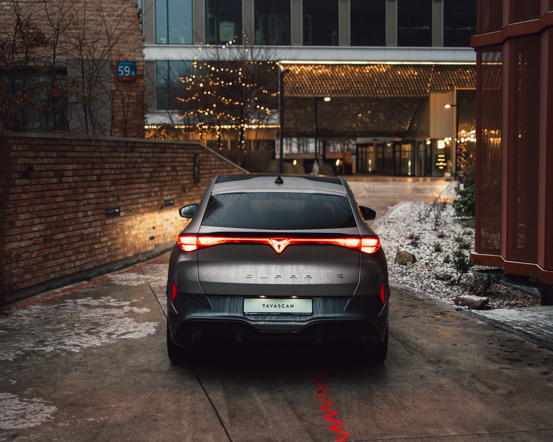 Elektryczny SUV CUPRA Tavascan w czasie ładowania