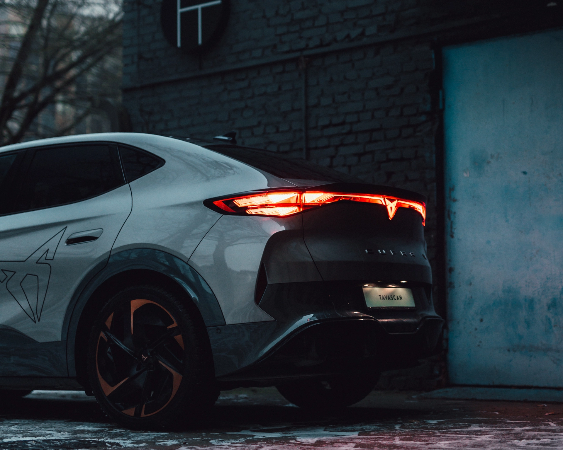 Elektryczny SUV Cupra Tavascan na tle górskiej drogi