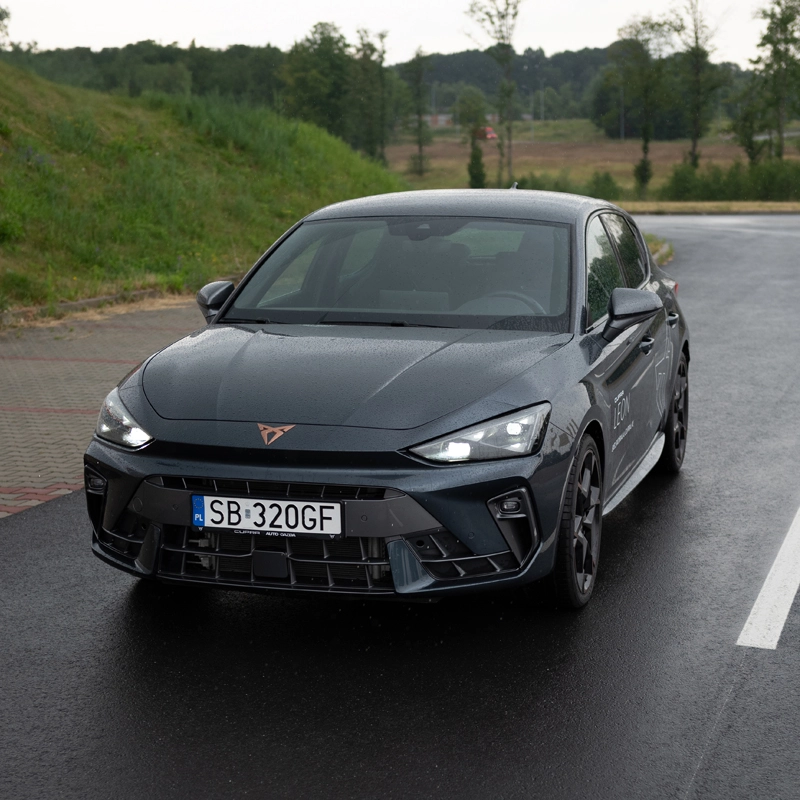 CUPRA Leon w ciemnoszarym kolorze, widok z przodu
