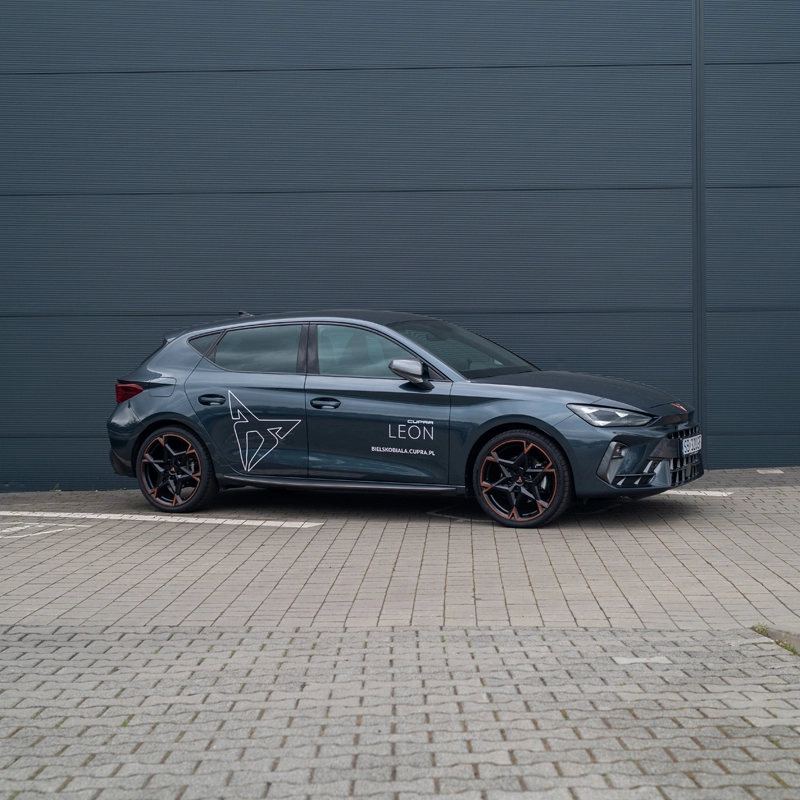 CUPRA Leon w ciemnoszarym kolorze, widok z boku
