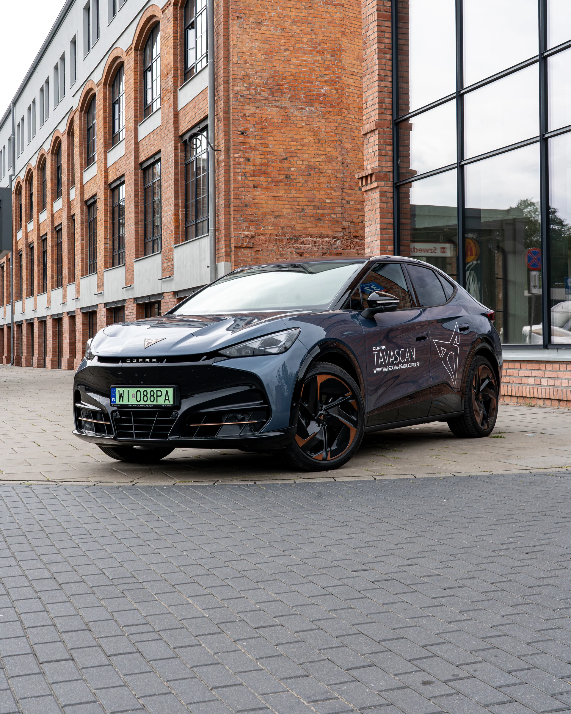 CUPRA Tavascan w centrum Warszawy