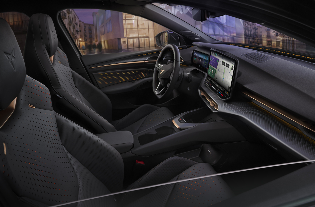 Kokpit kierowcy i siedzenia pasażera w nowej elektrycznej CUPRZE Raval