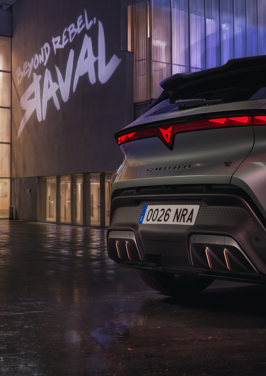 Zbliżenie na zderzak i pas świetlny w nowej CUPRZE Raval