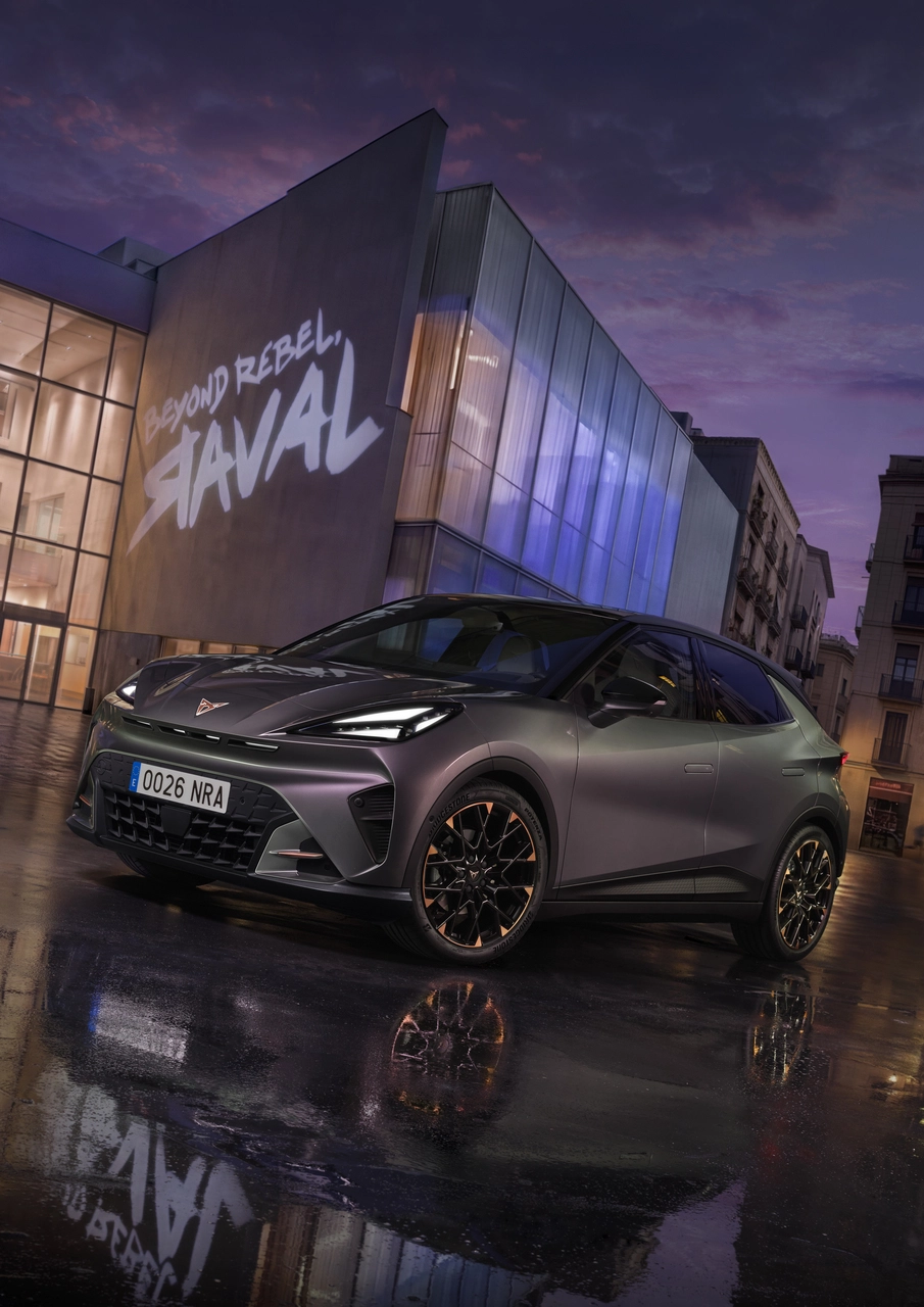 CUPRA Raval od przodu zaparkowana w centrum miasta