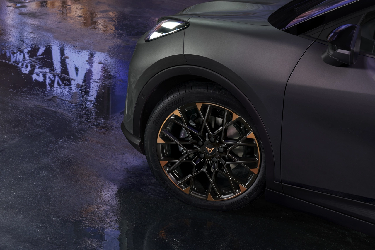 Zbliżenie na koło i felgę z miedzianymi elementami oraz logo CUPRY