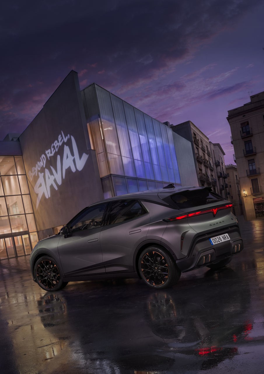 Zderzak CUPRY Raval z podświetlonym pasem świetlnym oraz logo