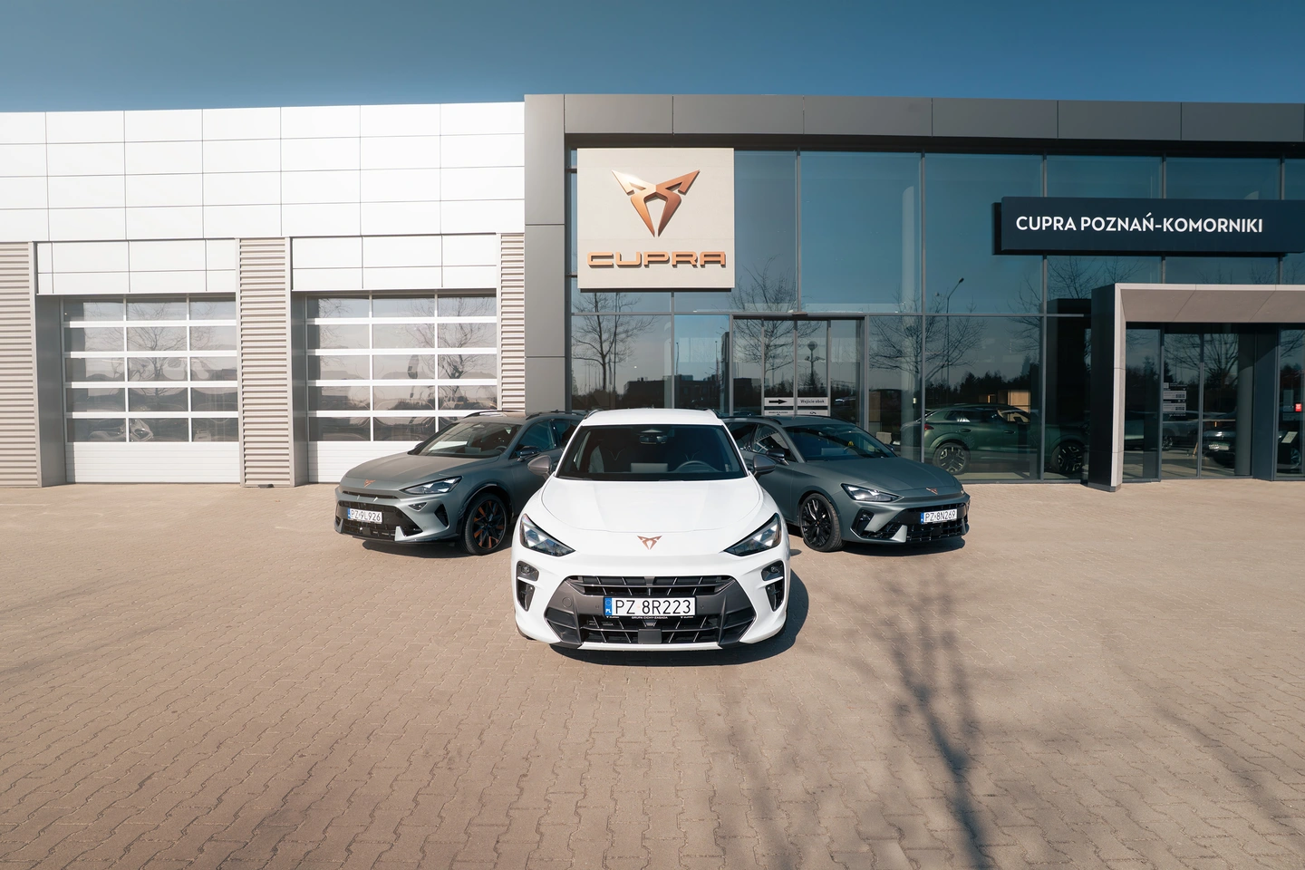 CUPRA Formentor, Terramar i Leon przed salonem CUPRA Studio Poznań Komorniki