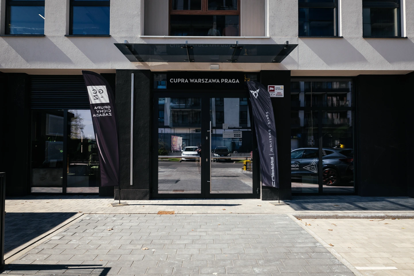 wejście główne do salonu cupra warszawa praga