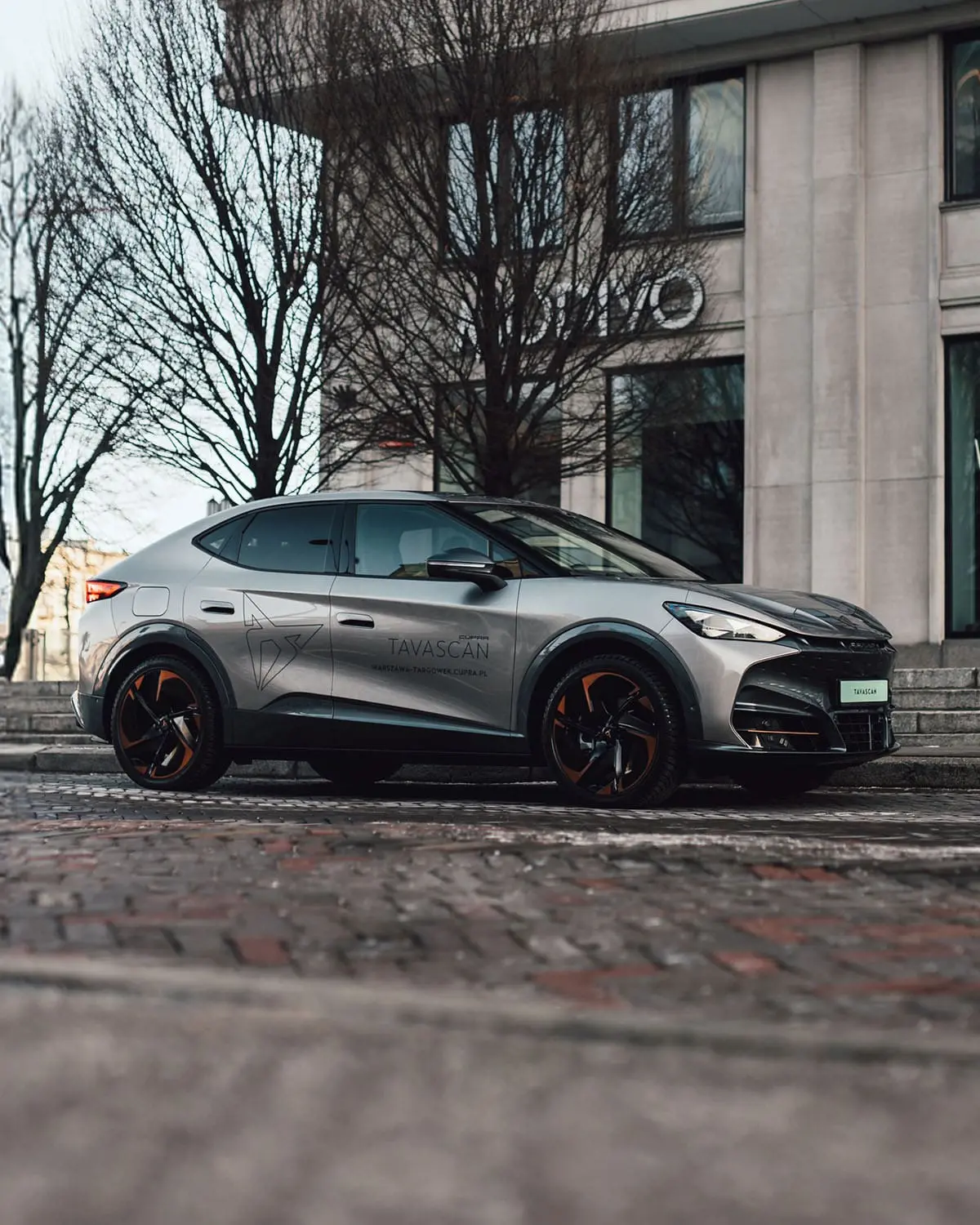 Elektryczny SUV CUPRA Tavascan w czasie ładowania