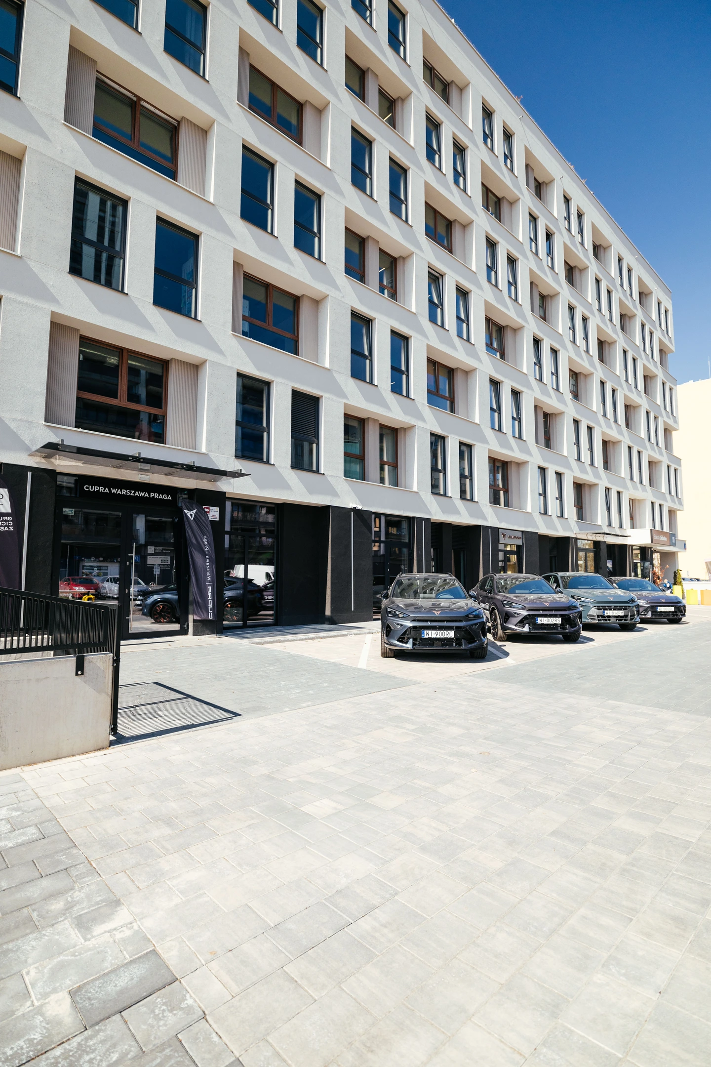 wejście główne do salonu cupra warszawa praga