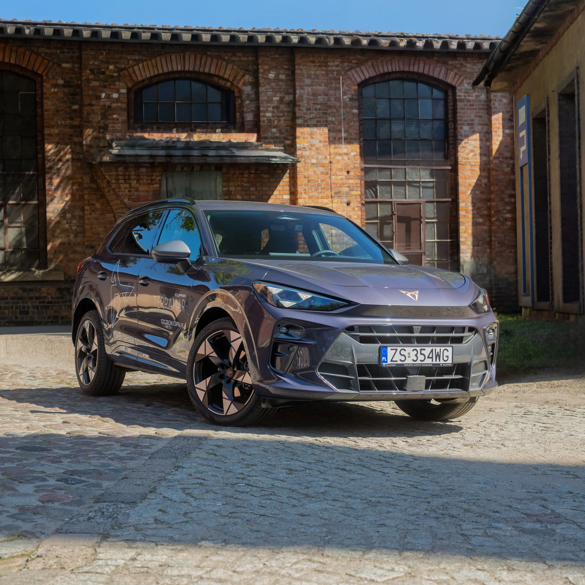 CUPRA Terramar na tle ceglanych budynków